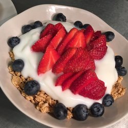 Bistro Viente - Yogurt parfait in a bowl