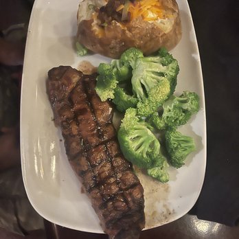 LongHorn Steakhouse - New York strip steak with broccoli - Steakhouses Near Me - Georgetown, Texas LongHorn Steakhouse - New York strip steak with broccoli - Steakhouses Near Me - Georgetown, Texas