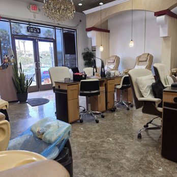 Guccio Nail Spa - Nail Salons Near Me - Corona, California