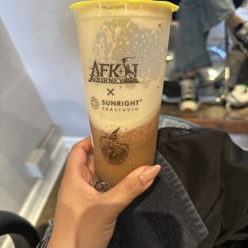Sunright Tea Studio - Burlingame - Strawberry Yakult - Bubble Tea Near Me - Burlingame, California