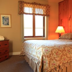 Chalets Montmorency-Mont Sainte-Anne - Cozy 3 bedroom condominium queen bedroom