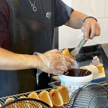 Somisomi - Schmearing the black sesame paste into my wafflefish - Ice Cream & Frozen Yogurt Near Me - Las Vegas, Nevada Somisomi - Schmearing the black sesame paste into my wafflefish - Ice Cream & Frozen Yogurt Near Me - Las Vegas, Nevada