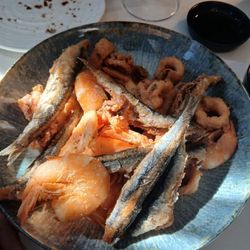 Frittura di gamberi e calamari con alici limone e maionese.