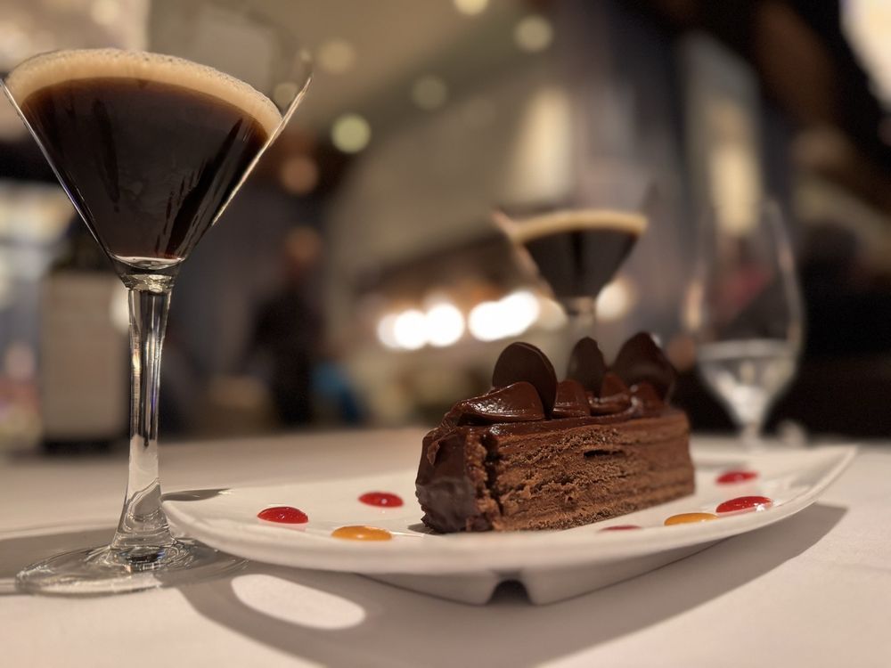 Hank’s Fine Steaks & Martinis - Photo 3