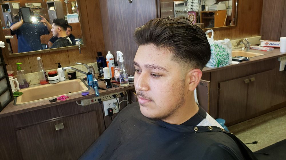 Man's World of Hair Logo