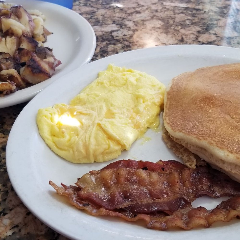 Rossi's Diner - Seating area - Diners Near Me - South Daytona, Florida