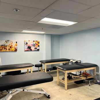 Evolution Physical Therapy & Fitness - Physical Therapy treatment area - Physical Therapy Near Me - Manhattan Beach, California Evolution Physical Therapy & Fitness - Physical Therapy treatment area - Physical Therapy Near Me - Manhattan Beach, California