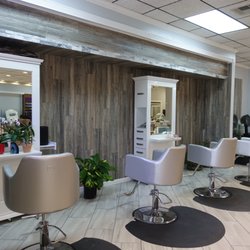 Chique nails and spa - Booth rental