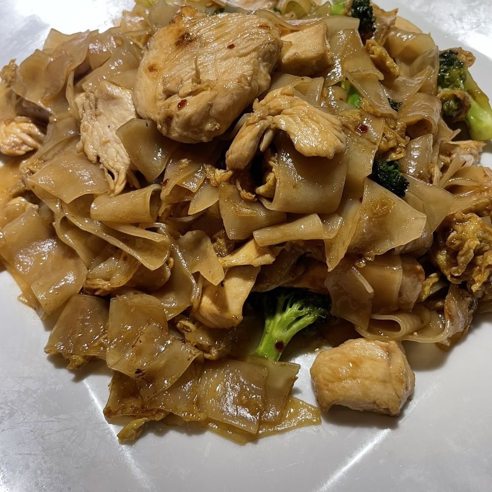 Jasmine - Soy sauce noodles with chicken - Thai Near Me - Brentwood, Tennessee