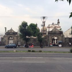 Templo del Carmen - La fachada desde el otro lado de av revolución