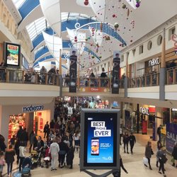 Bluewater Shopping Centre - Busy shoppers