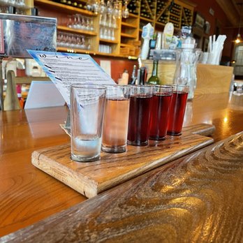 Stone Cliff Winery - Wine flight - Wineries Near Me - Dubuque, Iowa Stone Cliff Winery - Wine flight - Wineries Near Me - Dubuque, Iowa