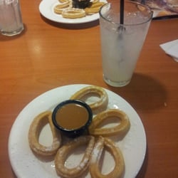Applebee's Grill + Bar - A luca los churros... acompañados por una limonada con "refill"