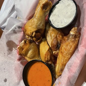 Lillian's - 5pc wing. The blue cheese dressing was amazing. The wings were ok. - Sports Bars Near Me - Jacksonville, Florida Lillian's - 5pc wing. The blue cheese dressing was amazing. The wings were ok. - Sports Bars Near Me - Jacksonville, Florida