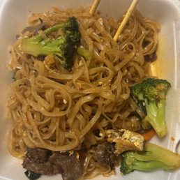 Noodles w/ beef, broccoli, carrots, green onions, eggs, peanuts, and level 1 spice