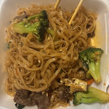 Mai Thai Restaurant - Noodles w/ beef, broccoli, carrots, green onions, eggs, peanuts, and level 1 spice - Thai Near Me - Fort Worth, Texas