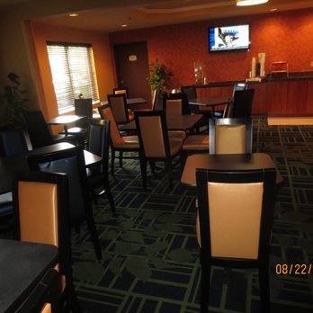 Fairfield by Marriott Inn & Suites Portland Airport - breakfast room - Hotels Near Me - Portland, Oregon