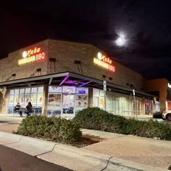 Kahu Hawaiian BBQ - Outside, with big moon overhead