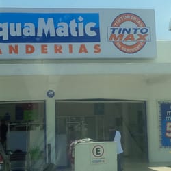AquaMatic Lavanderías - El estacionamiento esta sobre Avenida del Risco.