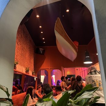Jellyman - Exterior of the shop! Wide open window and nice plants. - Bubble Tea Near Me - Los Angeles, California