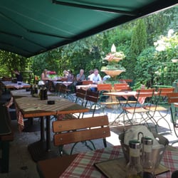 Restaurant Poseidon - Gastgarten im Schatten.