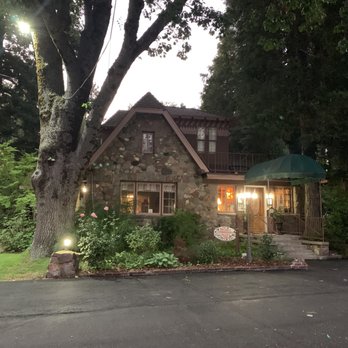 Strawberry Valley Inn - Check in and breakfast. - Hotels Near Me - Mount Shasta, California Strawberry Valley Inn - Check in and breakfast. - Hotels Near Me - Mount Shasta, California