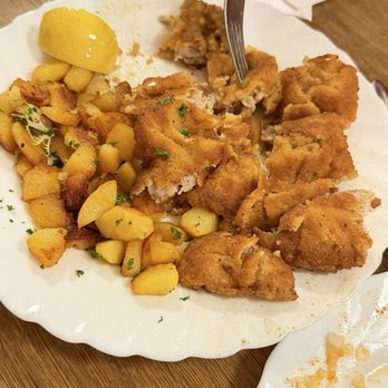 Apfelwein Wagner - Veal schnitzel - German Near Me - Frankfurt, HE