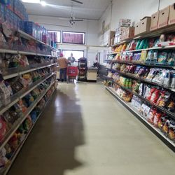 Bb's Grocery Outlet - Supermarket aisle