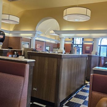 Zippy's Vineyard - Dining area - Diners Near Me - Honolulu, Hawaii