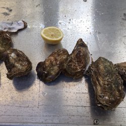 Marché Raspail - 牡蠣屋さんの店頭で、剥いてもらって生牡蠣を食べるのがマルシェの楽しみ(^^)