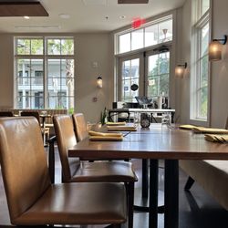 Okan - Beautiful and clean dining room