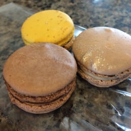 Macarons (not a good batch, too crunchy) Macarons (not a good batch, too crunchy)