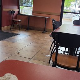 Sat there for 20+ minutes. Not a single employee cared (even after informing the manager)