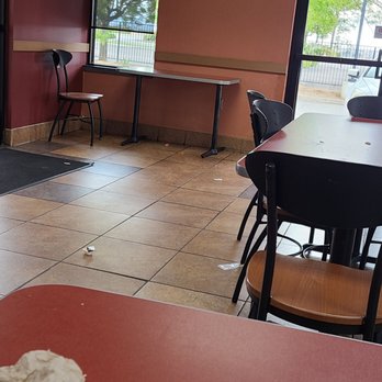 Jack in the Box - Sat there for 20+ minutes. Not a single employee cared (even after informing the manager) - Fast Food Near Me - Calimesa, California