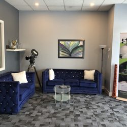 Shooter's Studio - Great entry and waiting area, can relax here between shoots, or we even used the love seat in a shoot !