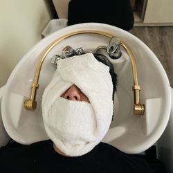 Scissors & Head Spa - Shampoo with a steaming hot towel on your face can open pores to help cleanse the face more deeply.