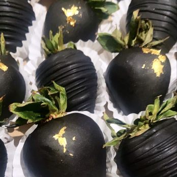 Lovely’s Bake Shop - Elegant black/gold chocolate covered strawberries - Custom Cakes Near Me - Gardena, California Lovely’s Bake Shop - Elegant black/gold chocolate covered strawberries - Custom Cakes Near Me - Gardena, California