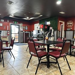 Rowdy River BBQ - Restaurant interior