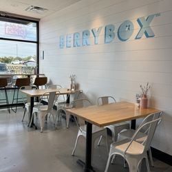 BerryBox Superfood Bar - Dining room.