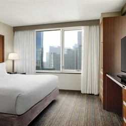 Embassy Suites by Hilton Chicago Downtown Magnificent Mile - Guest room