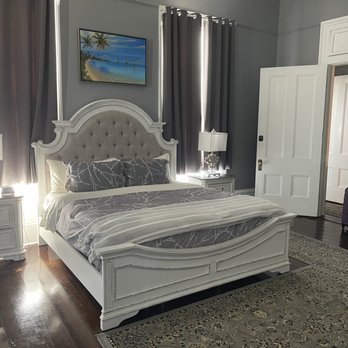 The George Manor - The White Suite is a spacious room located upstairs. Look at those high ceilings! - Bed & Breakfast Near Me - Galveston, Texas The George Manor - The White Suite is a spacious room located upstairs. Look at those high ceilings! - Bed & Breakfast Near Me - Galveston, Texas