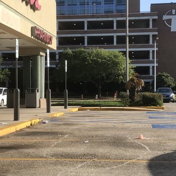 Walgreens - an empty parking lot in front of a building - Drugstores Near Me - Baton Rouge, Louisiana
