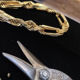 A screenshot from the video I took of cutting their pieces off of my chain. Cause she ended up saying they can't do the repair CORRECTLY A screenshot from the video I took of cutting their pieces off of my chain. Cause she ended up saying they can't do the repair CORRECTLY