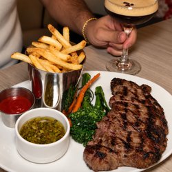 Houston Steak & Fruits De Mer - Steak grillé, frites croustillantes et cocktail parfait. 

Grilled steak, crispy fries & the perfect cocktail.