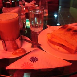 Café Tu Rincón - Café cortado con sandwich jamón queso caliente