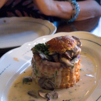 St Lawrence Restaurant - Vol-au-vent aux champignons et sauce Mornay - French Near Me - Vancouver, British Columbia St Lawrence Restaurant - Vol-au-vent aux champignons et sauce Mornay - French Near Me - Vancouver, British Columbia