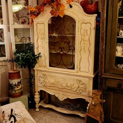 The White Rabbit Vintage Shoppe