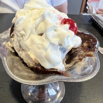 Friendly's - Ice cream that came with 100,000 cobb salad - Burgers Near Me - Merrimack, New Hampshire