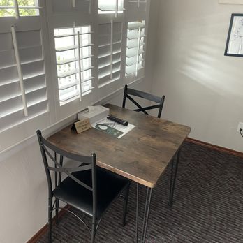 Bluebird Inn - Small table, no desk - Hotels Near Me - Cambria, California Bluebird Inn - Small table, no desk - Hotels Near Me - Cambria, California