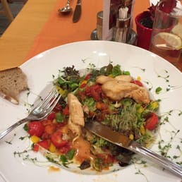 Salad with chicken and tomato